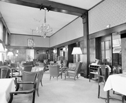 59252 Interieur van het Hotel-restaurant des Pays-Bas (Janskerkhof 10) te Utrecht: de lounge, voor de grote restauratie ...
